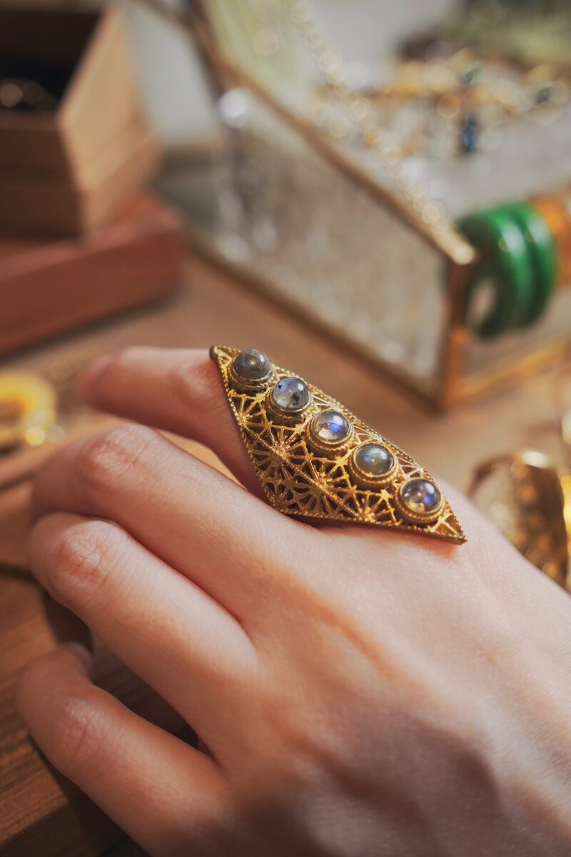 神聖幾何 拉長石盾形戒指 | Shield Ring