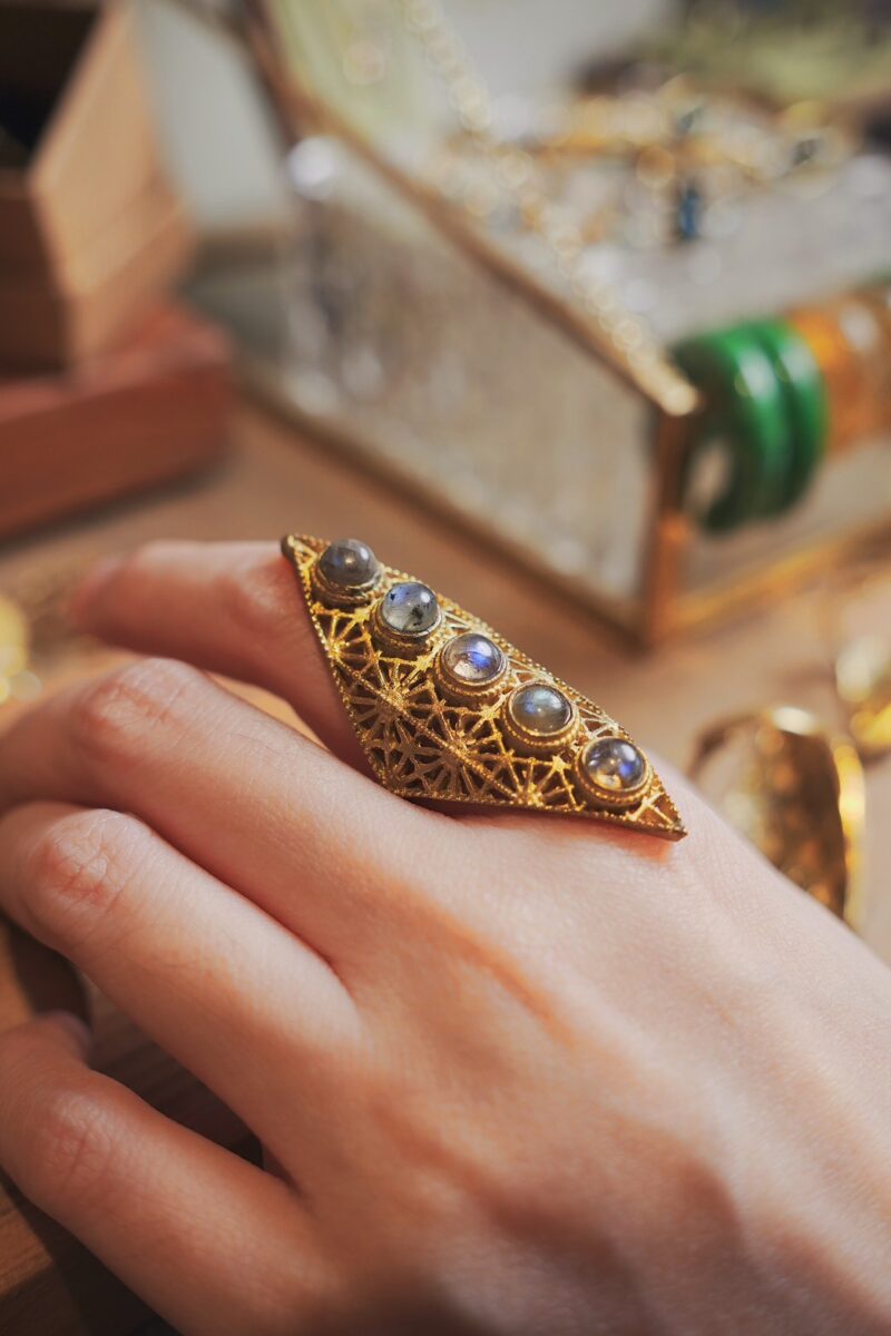 神聖幾何 拉長石盾形戒指 | Shield Ring